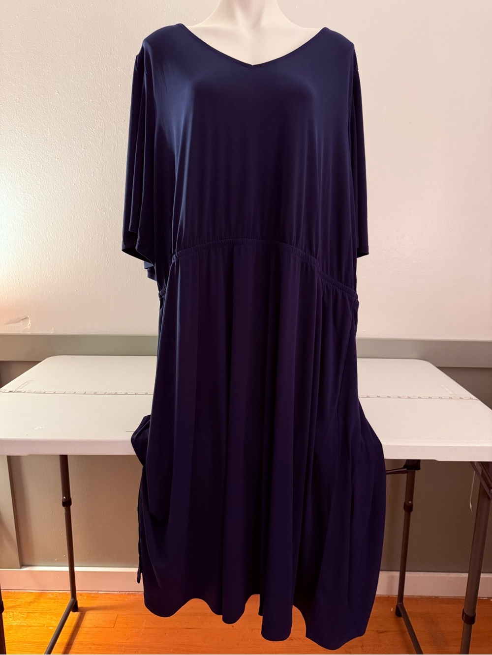 NWOT Women's Navy V-Neck Relaxed Midi Dress